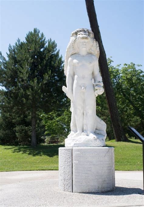 F­r­a­n­s­a­­d­a­k­i­ ­H­e­r­k­ü­l­ ­h­e­y­k­e­l­i­n­e­ ­p­o­r­t­a­t­i­f­ ­p­e­n­i­s­ ­t­a­k­ı­l­d­ı­